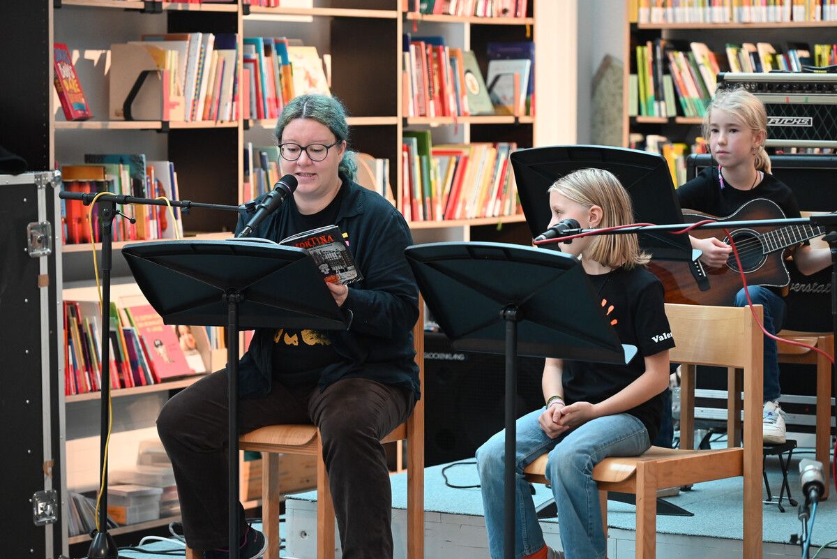 Wenn Bücher auf Musik treffen, kann Schönes entstehen. Das bewiesen Jasmine Etter von der Bibliothek und Schüler der Rheintalischen Musikschule beim Konzert am Freitag. ⇒bvs