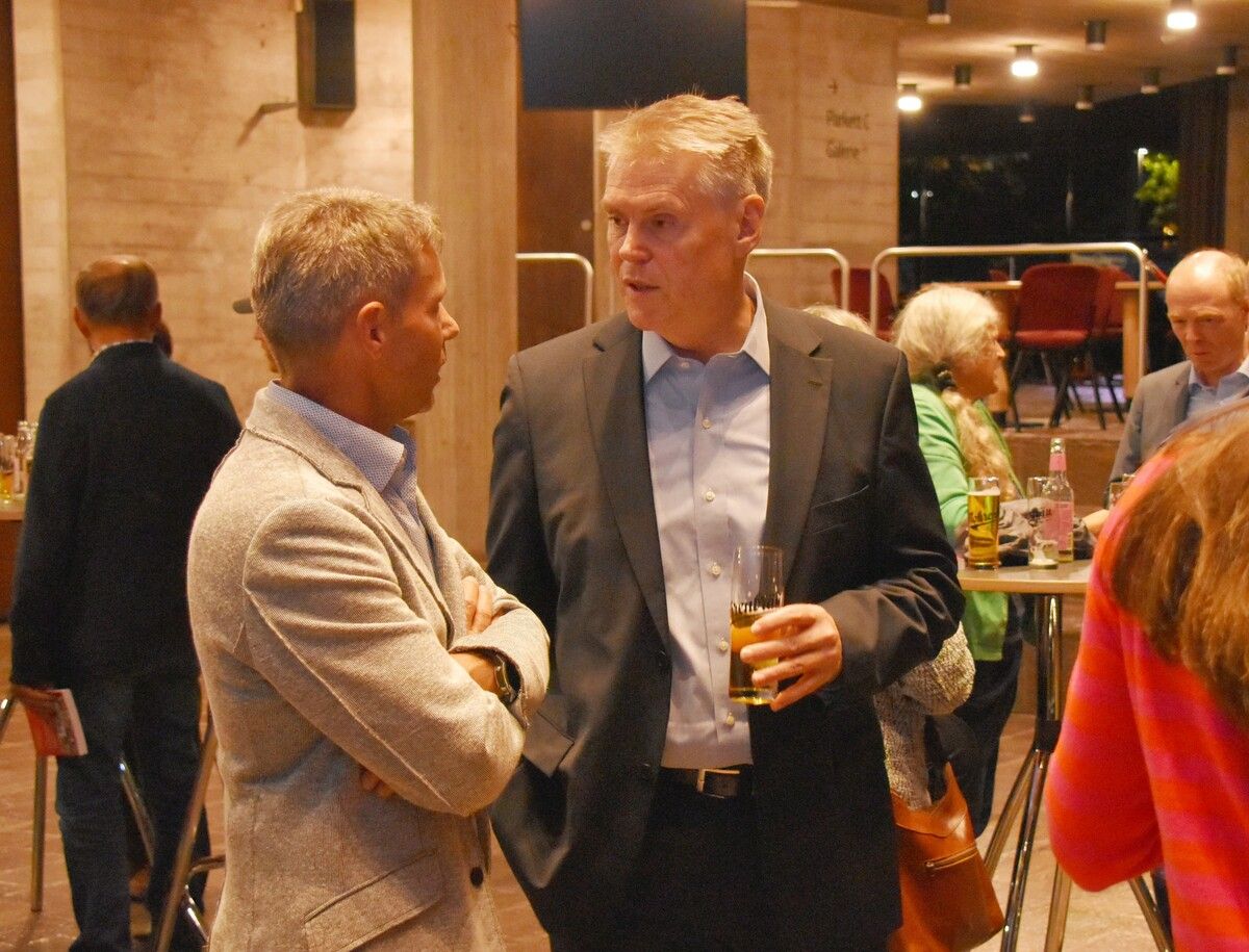 Werner Matt (r.) vom Stadtarchiv im Gespräch mit Sportreferent Jürgen Albrich.