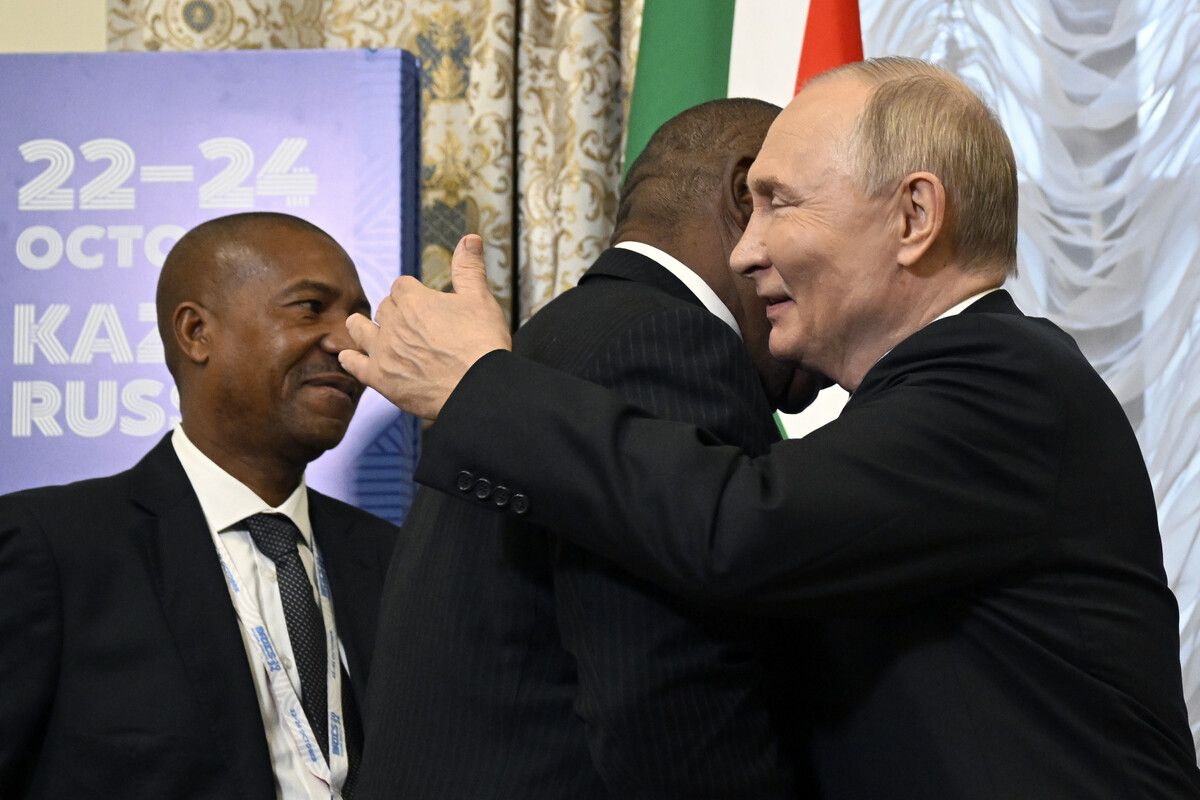 Wladimir Putin umarmt den südafrikanischen Präsidenten Cyril Ramaphosa beim Gipfel der BRICS-Staaten in Russland. AFP