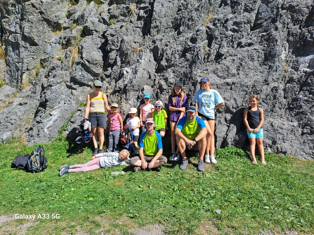 Zehn Kinder besuchten Anfang September den Klettergarten Latschau.⇒Naturfreunde