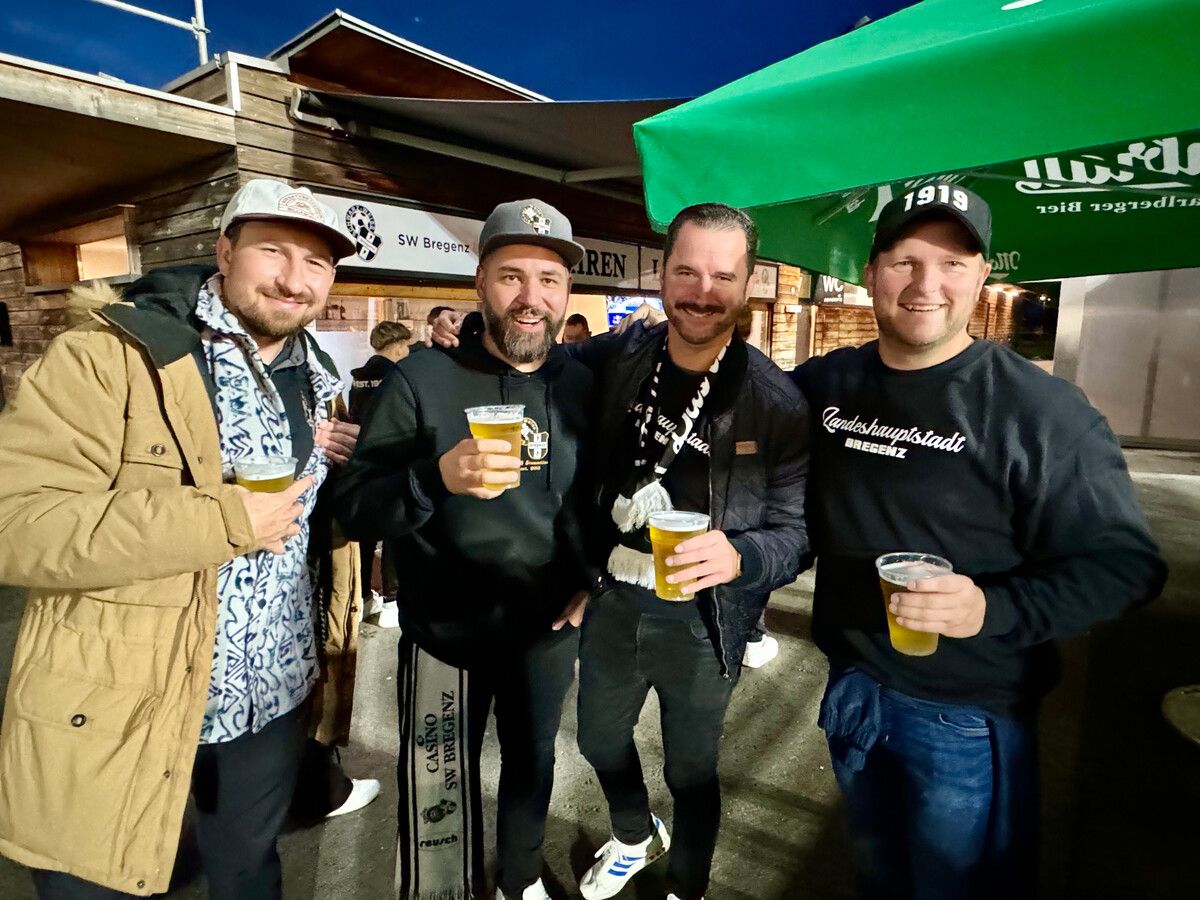 Zünftige SW-Fans, von links: Martin Giselbrecht, Markus Lenz, Alex Hartmann, Philipp Wiedemann.