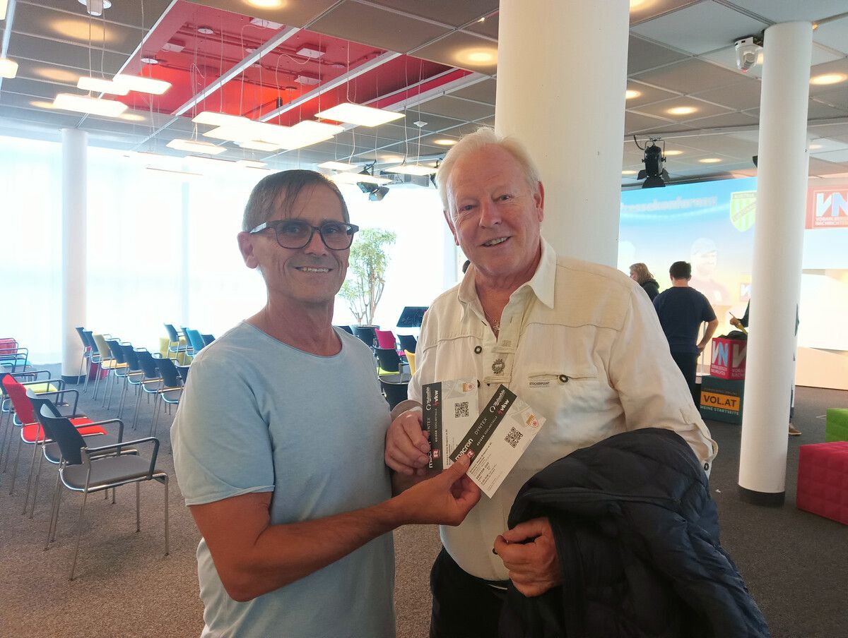 Zwei Derbykarten für Norbert Boss, überreicht von VN-Sportchef Christian Adam.⇒VN
