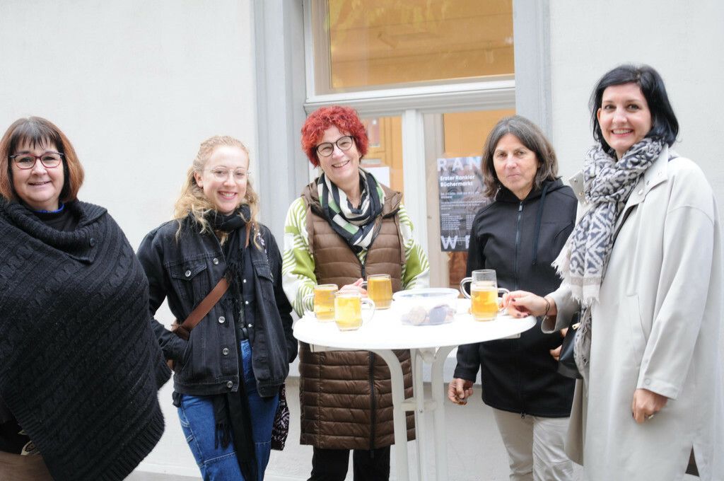 15 Autoren präsentierten sich beim Rankweiler Büchermarkt, und viele Gäste, darunter Cornelia Prenn, waren begeistert.⇒ Peter Steidl