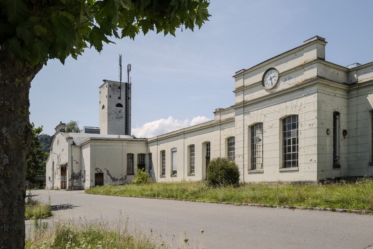 1892 verkaufte die Gemeinde Altenstadt (Gisingen war Altenstädter Ortsteil) an die Firma ein 20 Hektar großes Grundstück, auf dem die Fabrik errichtet wurde. ⇒F. M. Hämmerle Holding