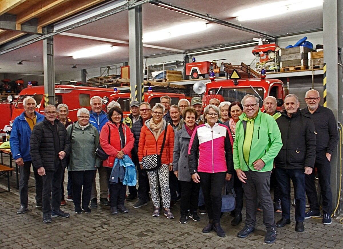 20 Radler des Vorarlberg 50plus Fußach genossen die Abschlussrunde mit Besuch des Feuerwehr-Oldtimermuseums in Hard.