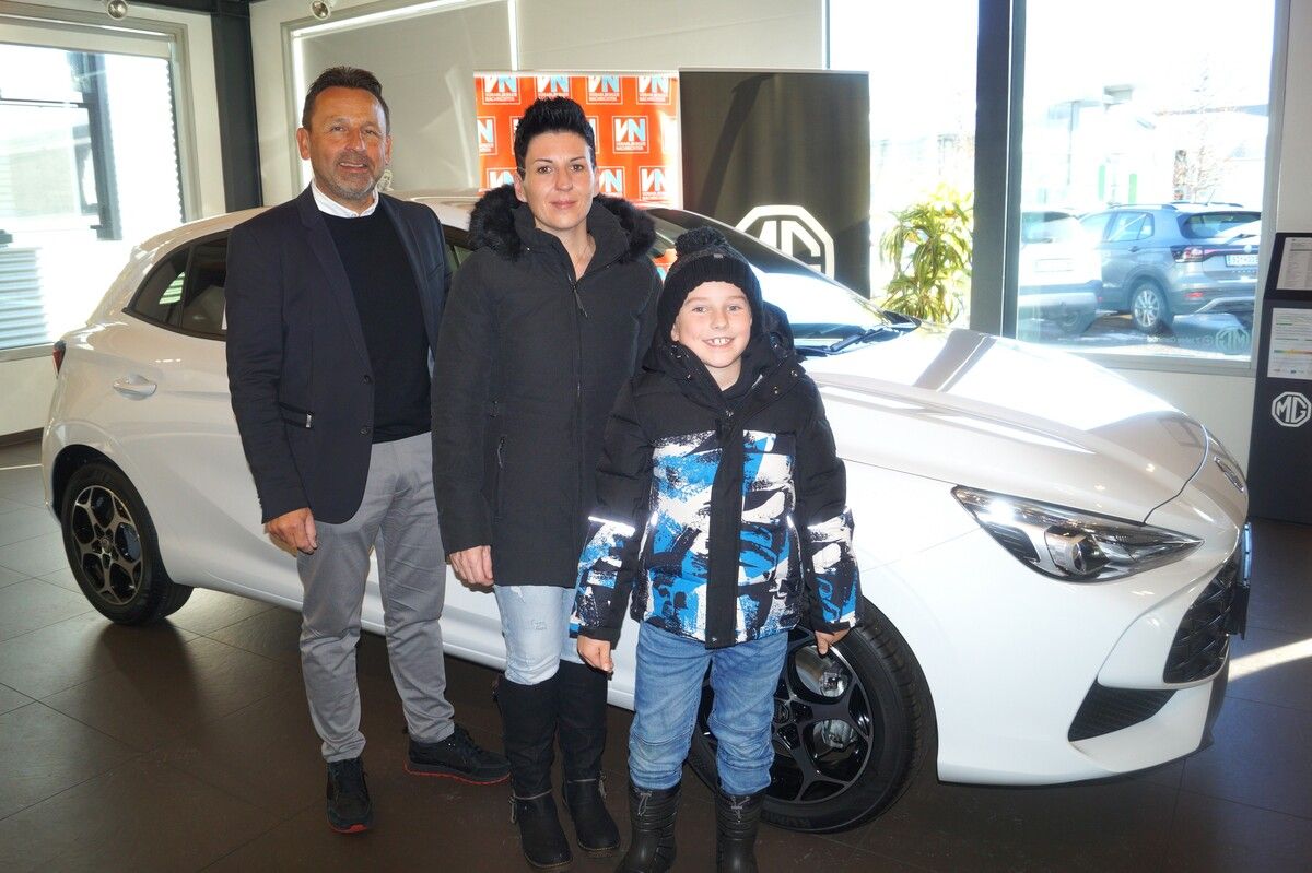 25.000 Teilnehmer haben mitgemacht, Nina Tschofen hat ihn gewonnen, den MG3 Hybrid+, Sohn Tobias freut sich mit. ⇒YAS