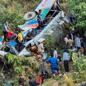 Bus stürzt in Indien in tiefe Schlucht