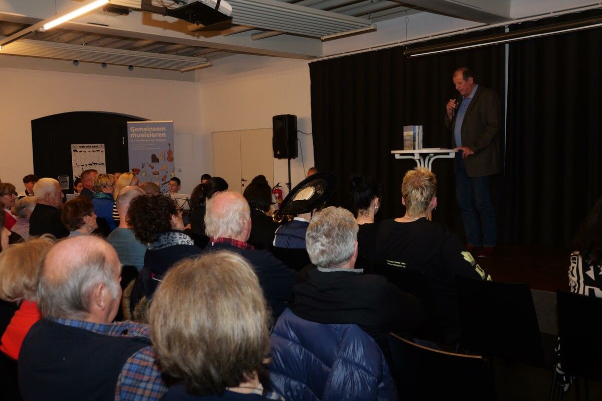 Albert Oswald stellt sein Werk „Bsundrig sin mir – aber net so anderscht“ vor. ⇒HE