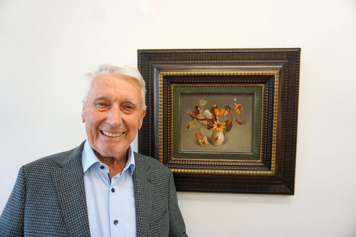 Alwin Rohner vor einem Stillleben von Rudolf Wacker.