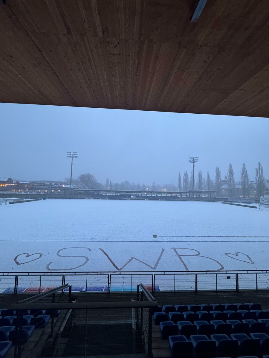 Am Donnerstagabend war der Rasen nur leicht angezuckert, mittlerweile liegen bis zu 30 Zentimeter Schnee auf dem Spielfeld des ImmoAgentur Stadions. ⇒SWB