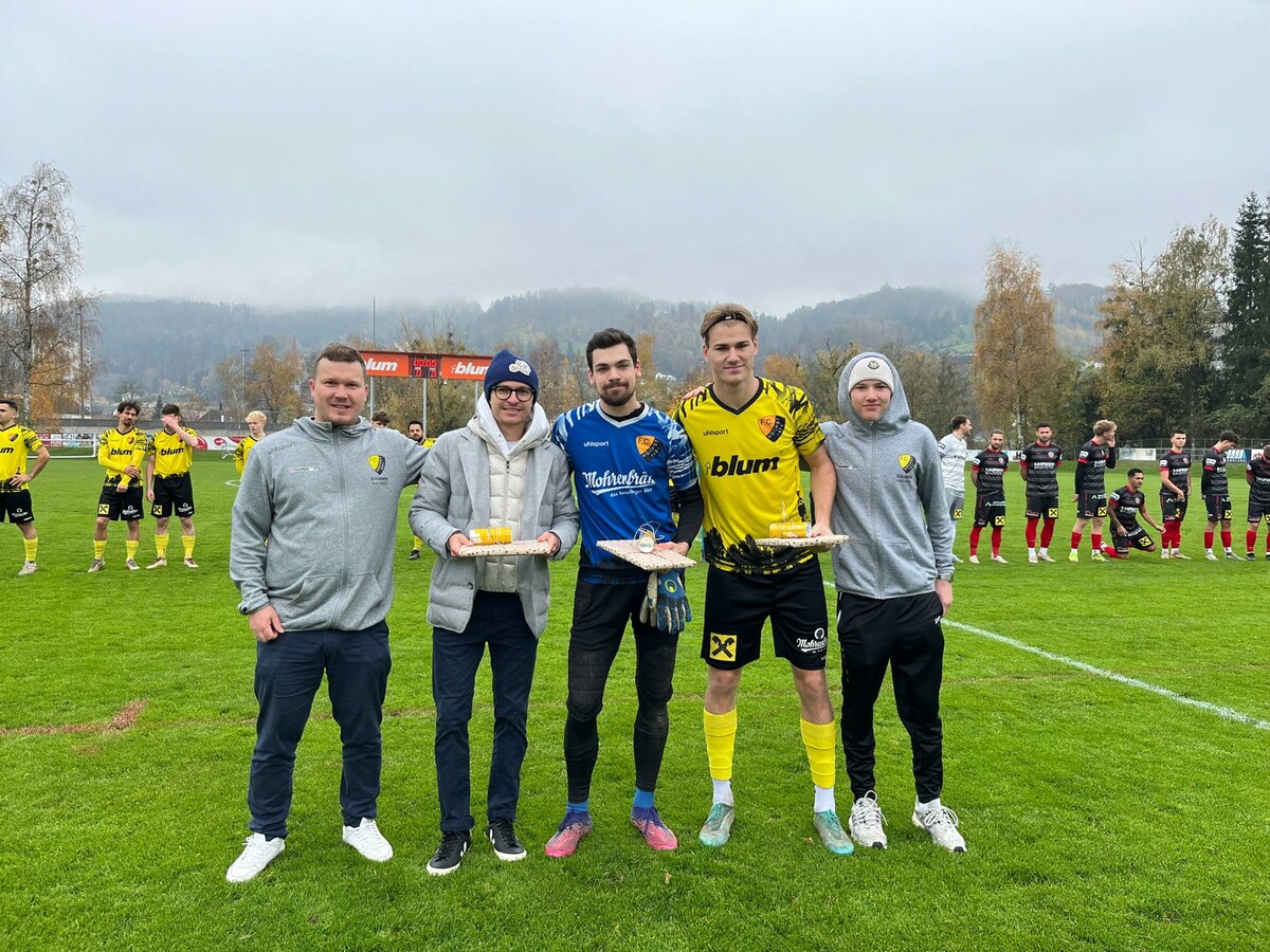Am letzten Spieltag des Jahres verabschiedete Michael Gehrer die Spieler Elias Frei, Andreas Schrottner und Marko Stajnko.⇒FC Höchs
