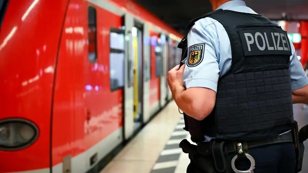 Am Lindauer Bahnhof hat die Bundespolizei zwei Männer bei der illegalen Einreise aus Vorarlberg erwischt. ⇒symbol/dpa