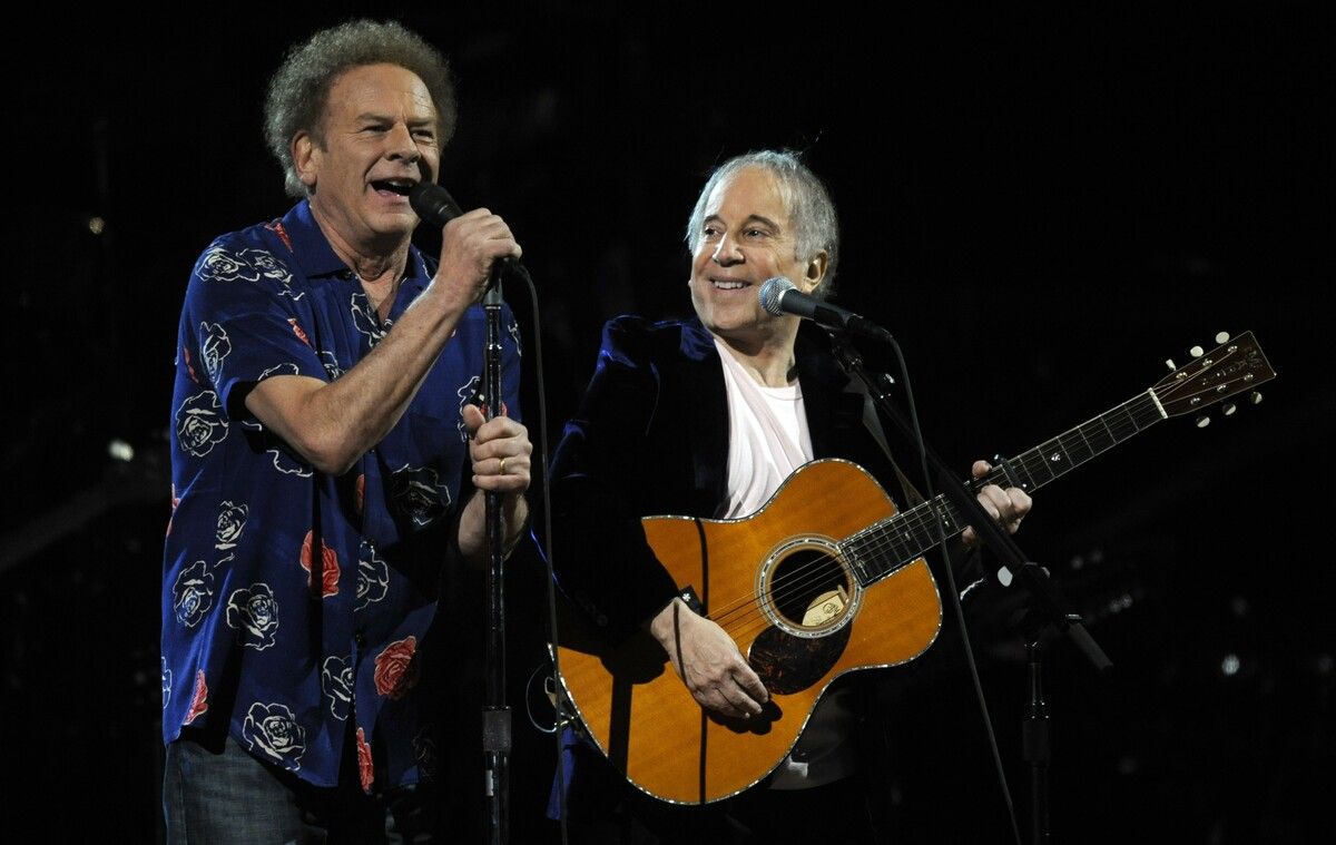Art Garfunkel und Paul Simon im Jahr 2009 bei einem ihrer letzten gemeinsamen Konzerte im Madison Square Garden in New York. ⇒ap