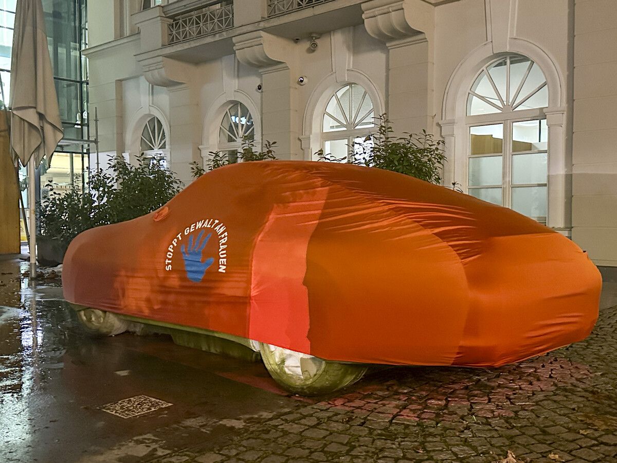 Auch der Betonporsche vor der Hypo-Vorarlberg-Zentrale hat eine orangefarbene Hülle erhalten. ⇒VN/Paulitsch