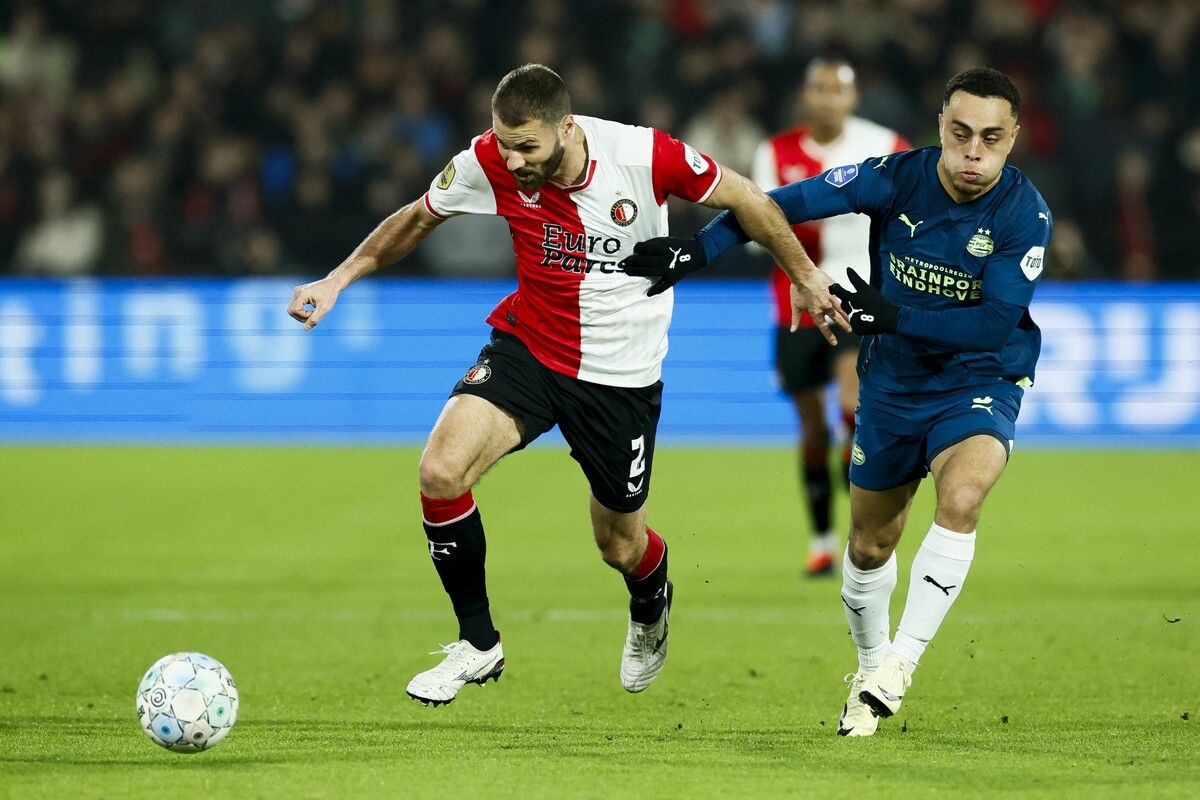 Auf dem Spielfeld kämpfen Feyenoord und PSV um den Ball, bei der Kooperation mit Gunz sind sie sich einig. ⇒AFP