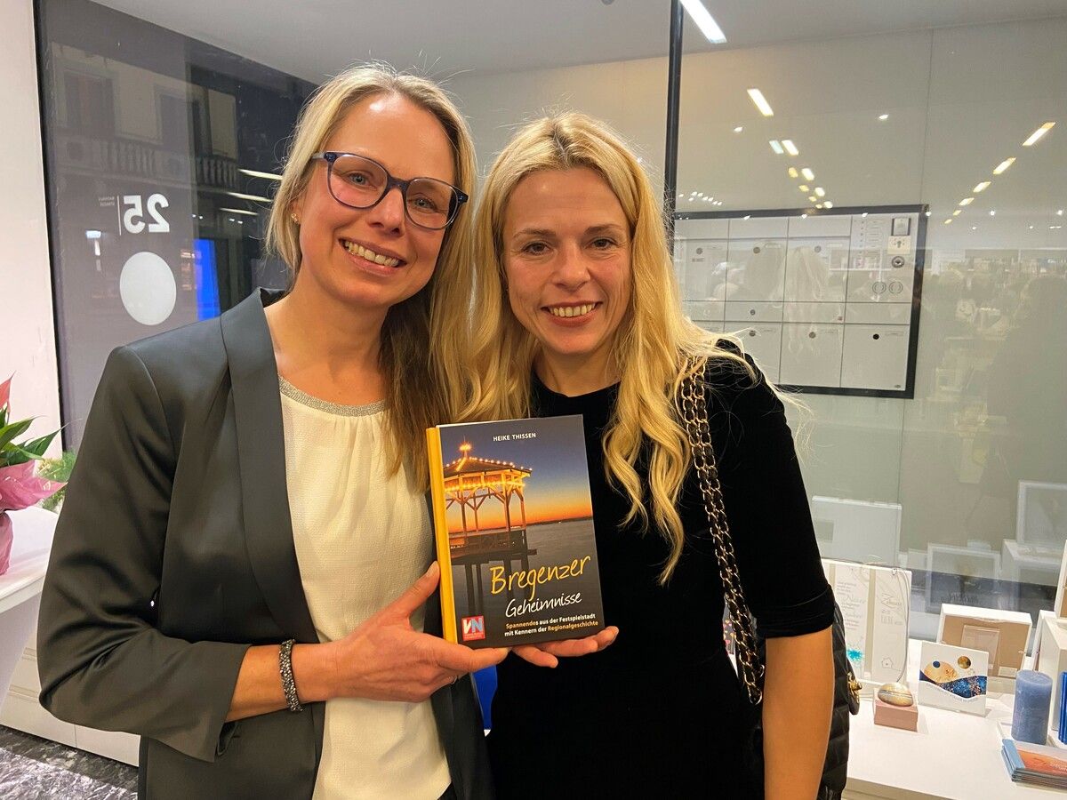 Autorin Heike Thissen und Eva-Maria Bast freuen sich über das interessante Buch. ⇒a. hilger