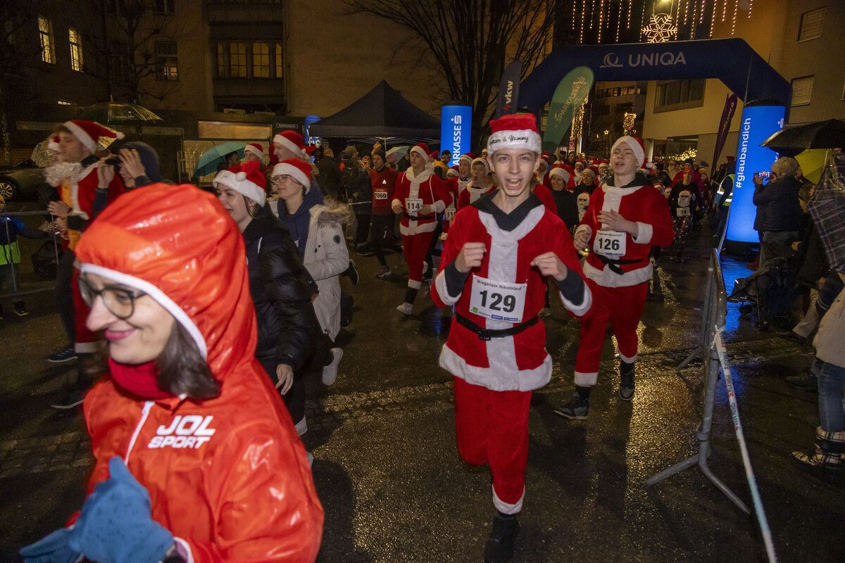 Begeisterte Teilnehmer und die weihnachtlich geschmückte Landeshauptstadt fiebern bereits dem traditionellen Nikololauf entgegen.⇒vn/paulitsch