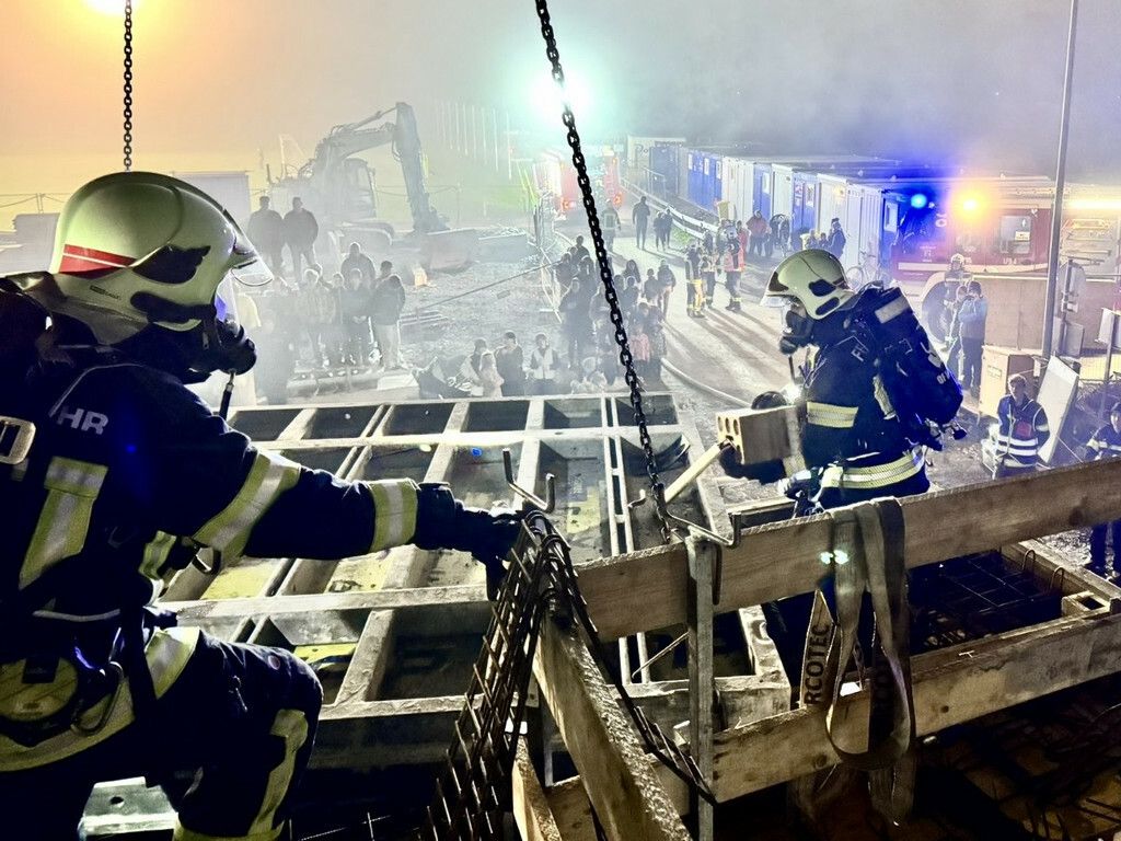 Bei der Herbstübung der Röthner Feuerwehr wurde ein Unfall auf der Baustelle des Röthner Sportplatzes simuliert. ⇒OF Röthis