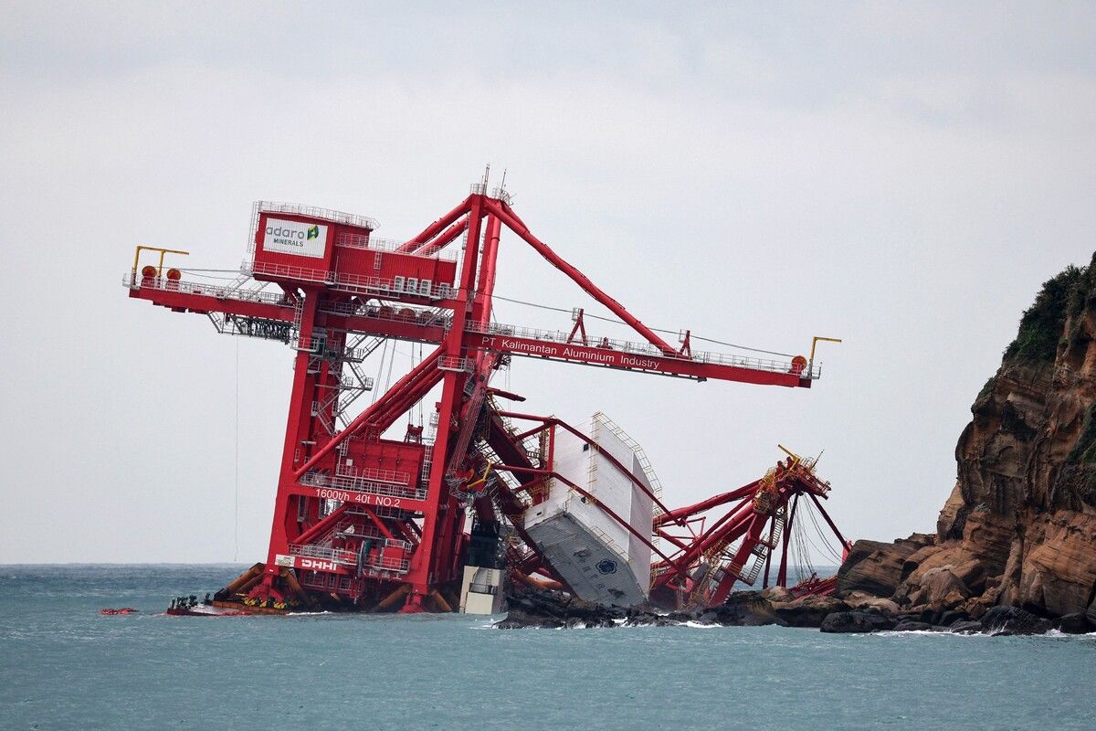 Beim chinesischen Frachtschiff Yu Zhou Qi Hang, das in der Nähe eines Naturschutzgebiets auf Grund lief, wird verzweifelt versucht, das Öl abzupumpen. AFP