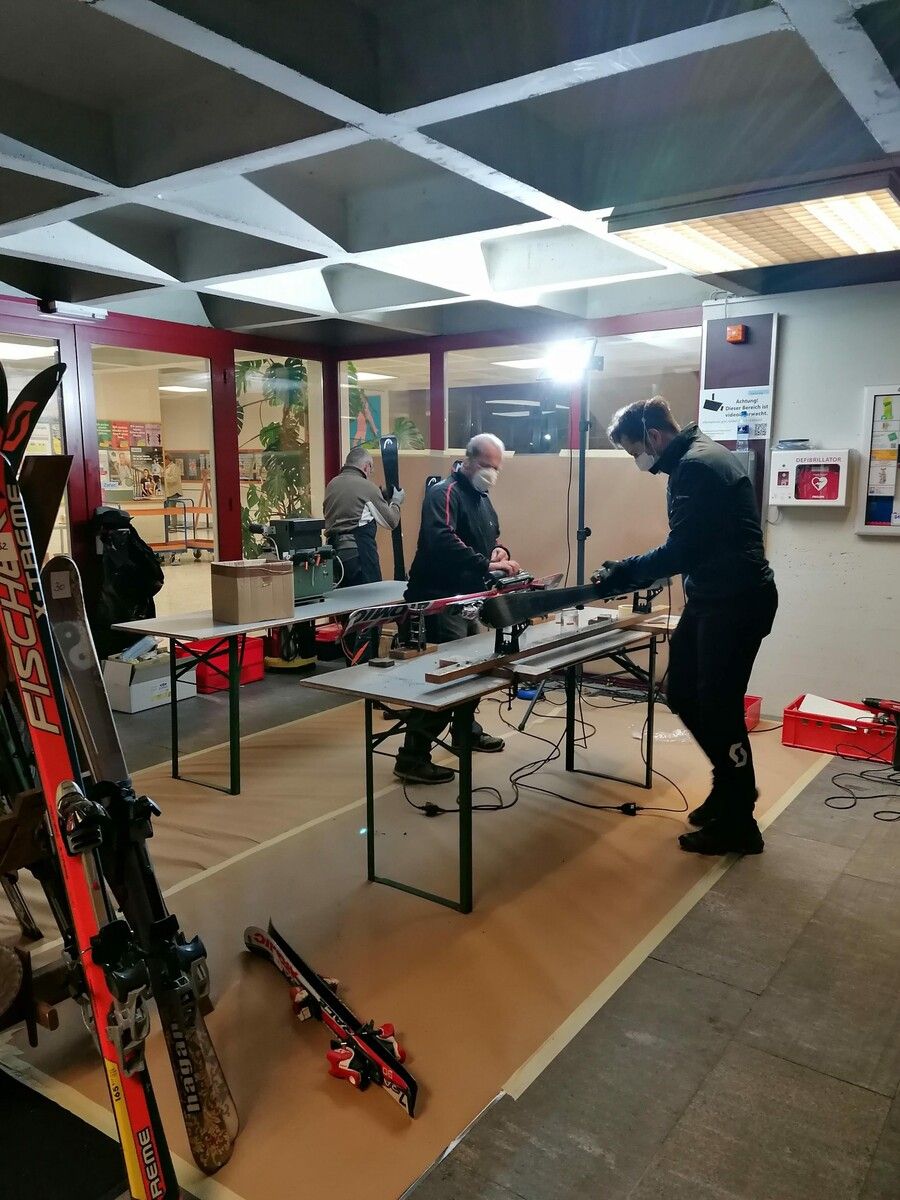 Beim Wintersportartikelbasar bietet der SC Beschling einen Ski-Service an.⇒EM