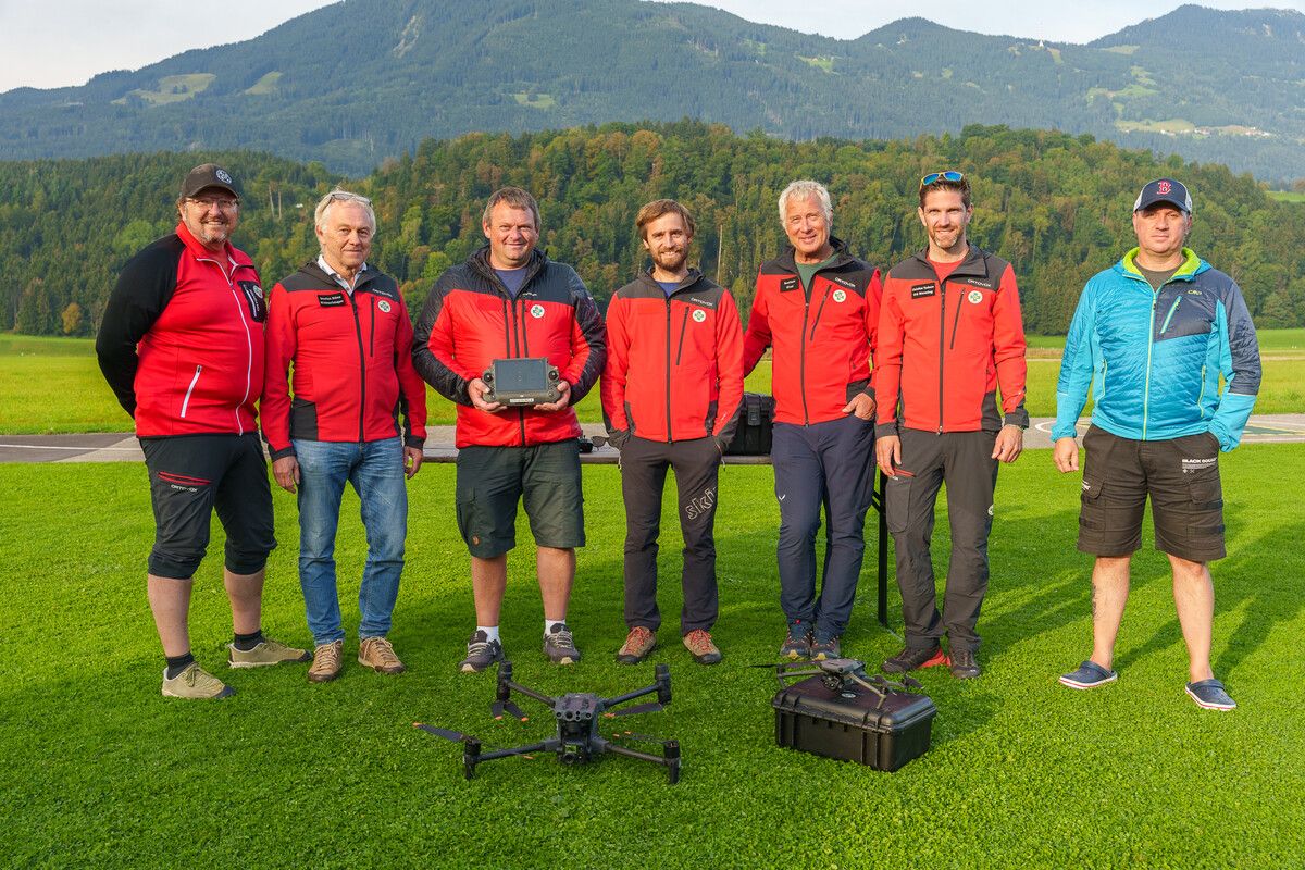 Bergretter Alexander Stoiser, Stefan Dönz, Martin Fritz, Bernhard Rogen, Bernd Burtscher, Bergrettung-Referatsleiter Drohne Christian Tschann und Polizei-Ausbildungsleiter Drohne Joachim Saltuari. ⇒STO