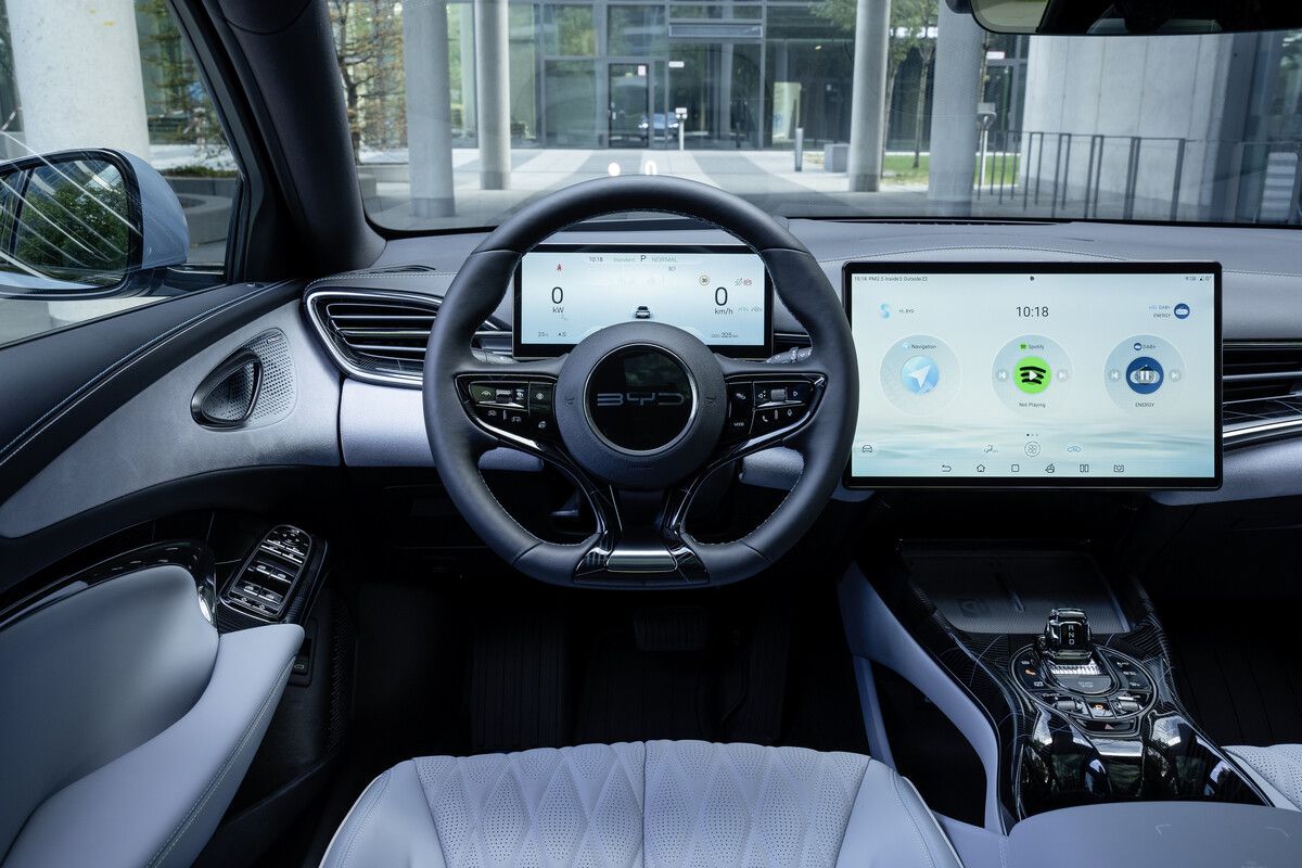 Bildschirm-Kollektion im volldigitalen Cockpit, der zentrale Screen kann hochkant gestellt werden.