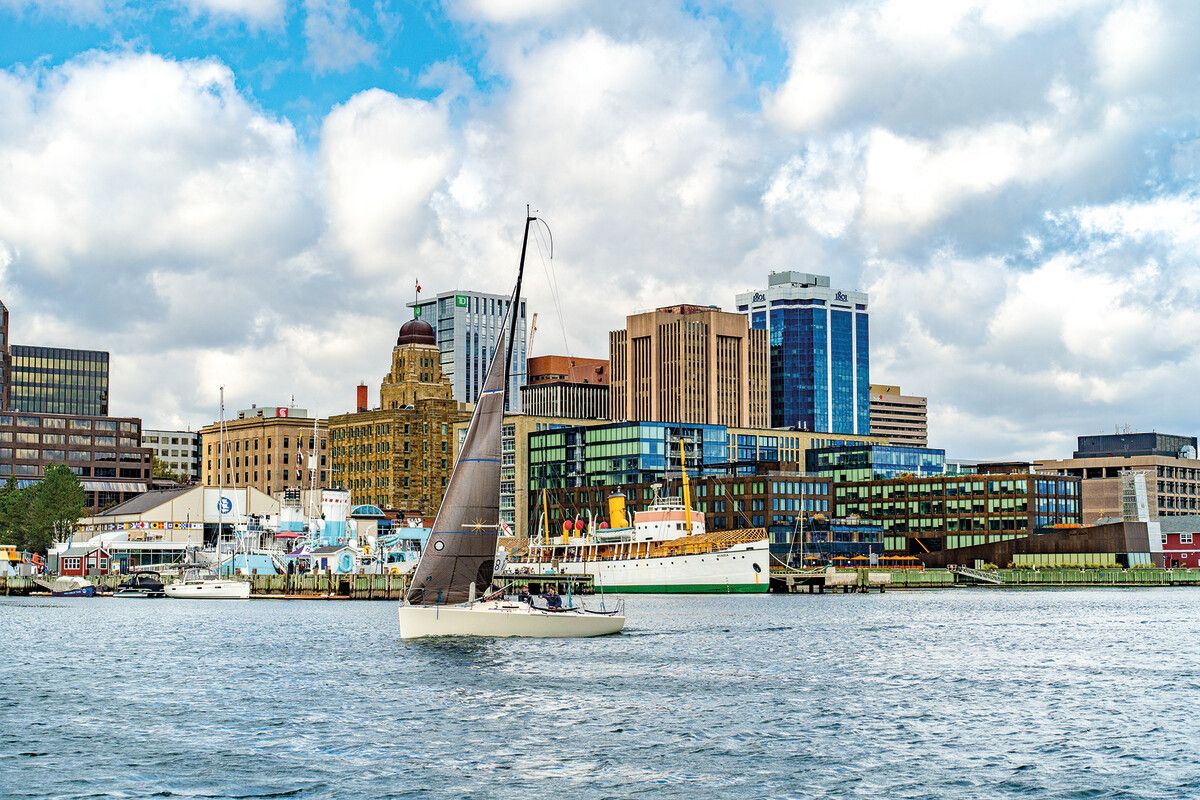 Blick vom Harbour Hopper auf die Hafenpromenade von Halifax.⇒Edelweiss/Loren Bedeli