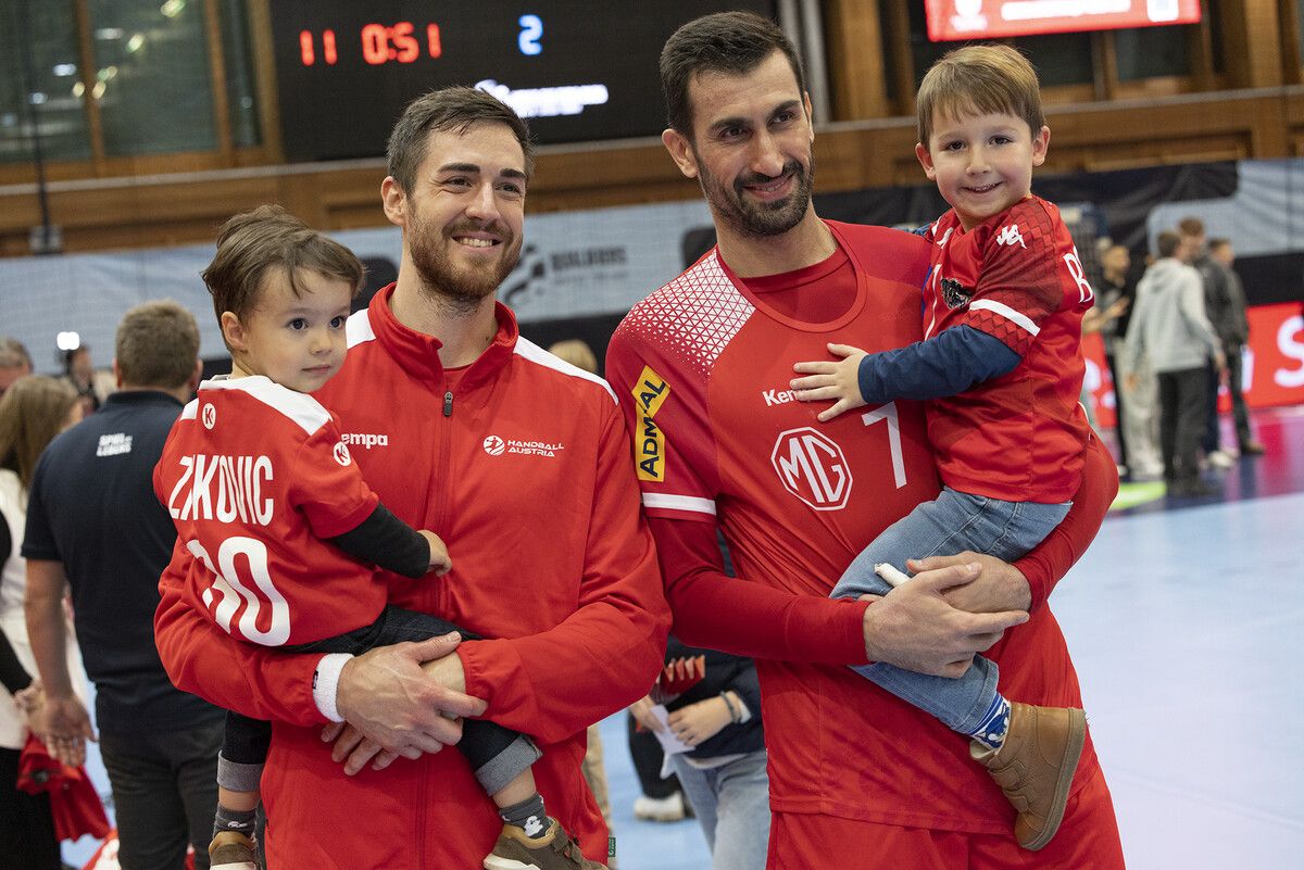 Boris Zivkovic und Janko Bozovic mit Kindern nach dem Türkei-Spiel.⇒