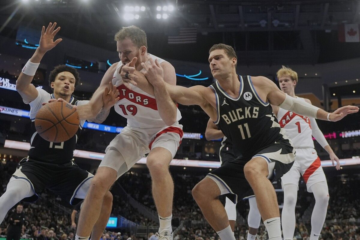 Brook Lopez und Ryan Rollins von den Milwaukee Bucks setzten Österreichs NBA-Aushängeschild bei den Toronto Raptors massiv unter Druck. ⇒ap