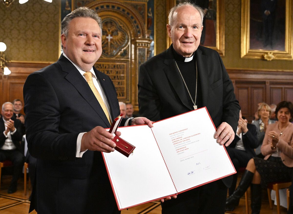 Bürgermeister Michael Ludwig überreichte Kardinal Christoph Schönborn im Beisein zahlreicher Ehrengäste die Urkunde und Ehrenbürgernadel. ⇒APA/HANS KLAUS TECHT