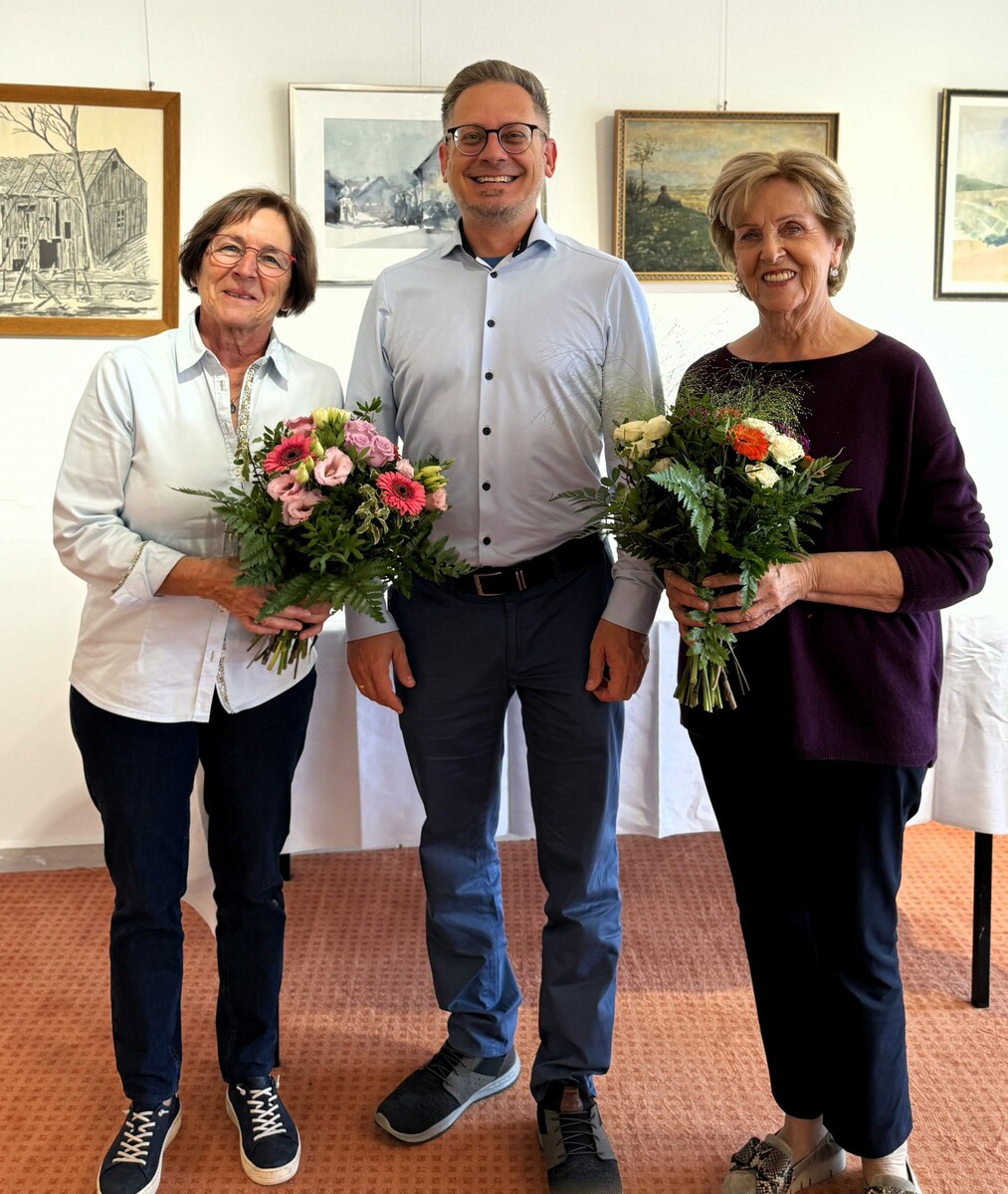 Bürgermeister Michael Schnetzer bedankt sich bei Margit Fleisch und Brigitte Mathis für das große soziale Engagement. ⇒privat