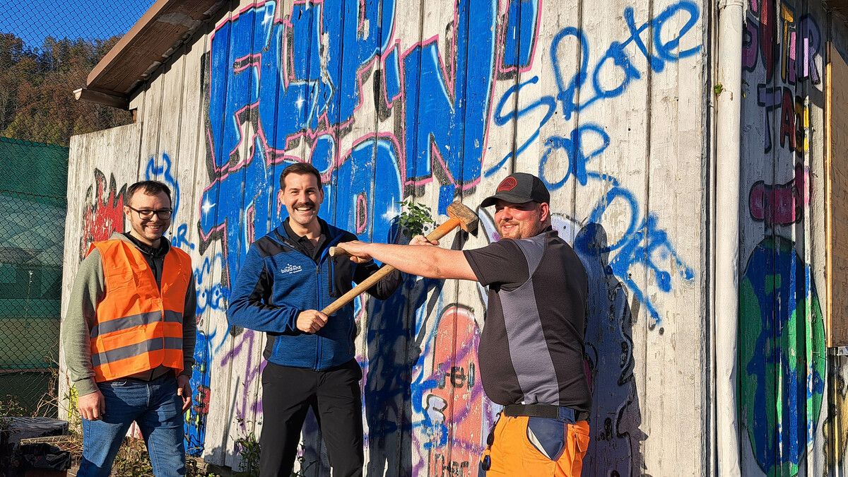 Bürgermeister Simon Tschann und Jugendstadtrat Andreas Fritz-Wachter legten bei den Abrissarbeiten für den neuen Freizeit- und Jugendpark gerne selbst Hand an.