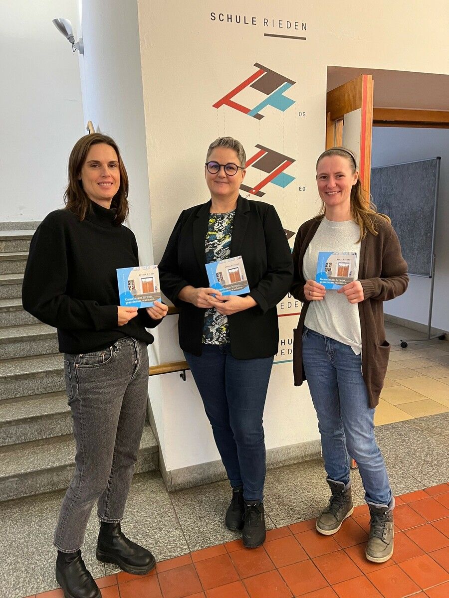 Caroline Marent, Direktorin Martina Köck und Lisa Egger (v. l.) stehen zu ihrer Schule und machen mit der neuen Broschüre gerne Werbung dafür.⇒VN/MM