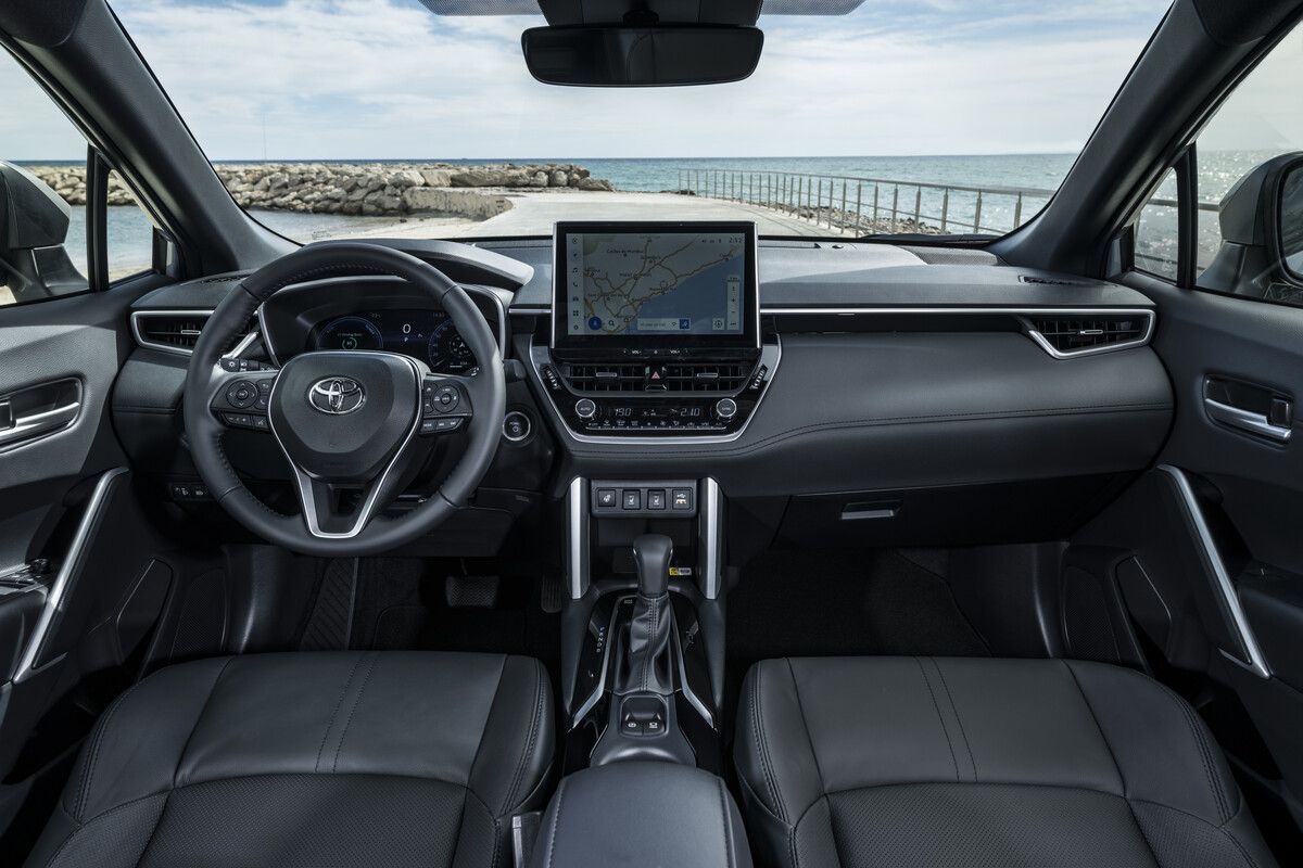 Cockpit: recht nüchtern eingerichtet, dafür praktisch und mit auf Anhieb verständlichen Detailfeatures.