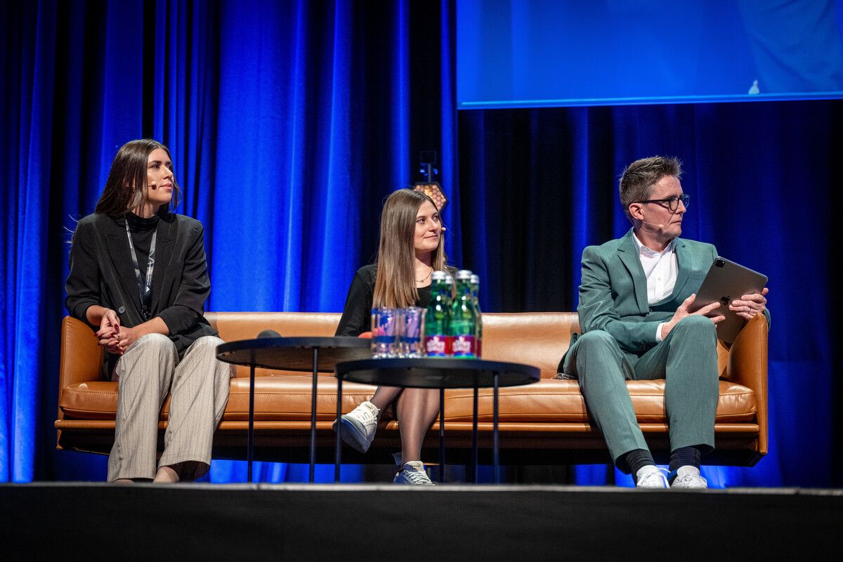 Corina Bösch (illwerke vkw) und Lisa Bösch (Rauch Fruchtsäfte) mit Russmedia-Geschäftsführer Georg Burtscher.