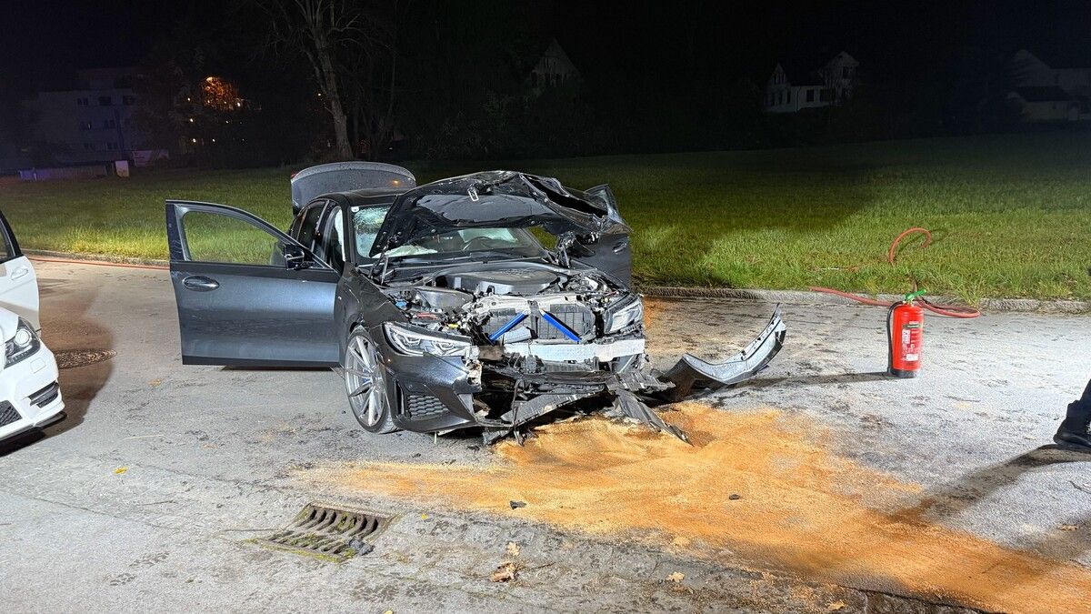 Das Auto wurde durch den Unfall im Frontbereich erheblich beschädigt. ⇒Feuerwehr Lustenau