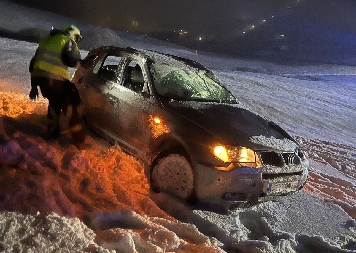Das Auto wurde von der Feuerwehr geborgen.⇒feuerwehr lech (2)