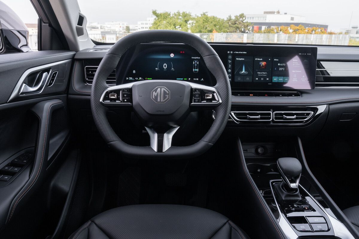 Das Cockpit ist dominiert von einem langgezogenen Display-Cluster.