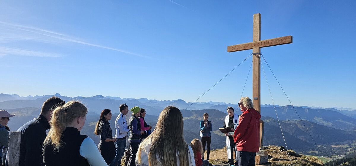 Das Gipfelkreuz wurde auf dem Siplinger Kopf, unweit der Grenze zum Bregenzerwald, errichtet.
