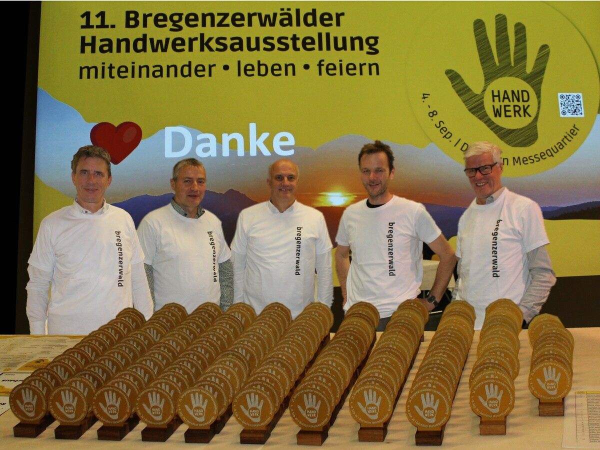 Das Kernteam der Handwerksausstellung Alois Mätzler (v.l.), Leo Metzler, Andreas Kappaurer, Johannes Batlogg und Georg Fröwis bedankte sich in den Bezauer Wirtschaftsschulen bei den Handwerkern mit einer Erinnerungs-Plakette mit dem „Hand-Logo“.