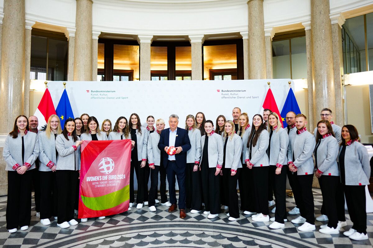 Das ÖHB-Aufgebot für die Heim-EURO mit der Lustenauerin Fabienne Tomasini (4. v. l.) bei der Verabschiedung durch Sportminister Werner Kogler. ⇒APA