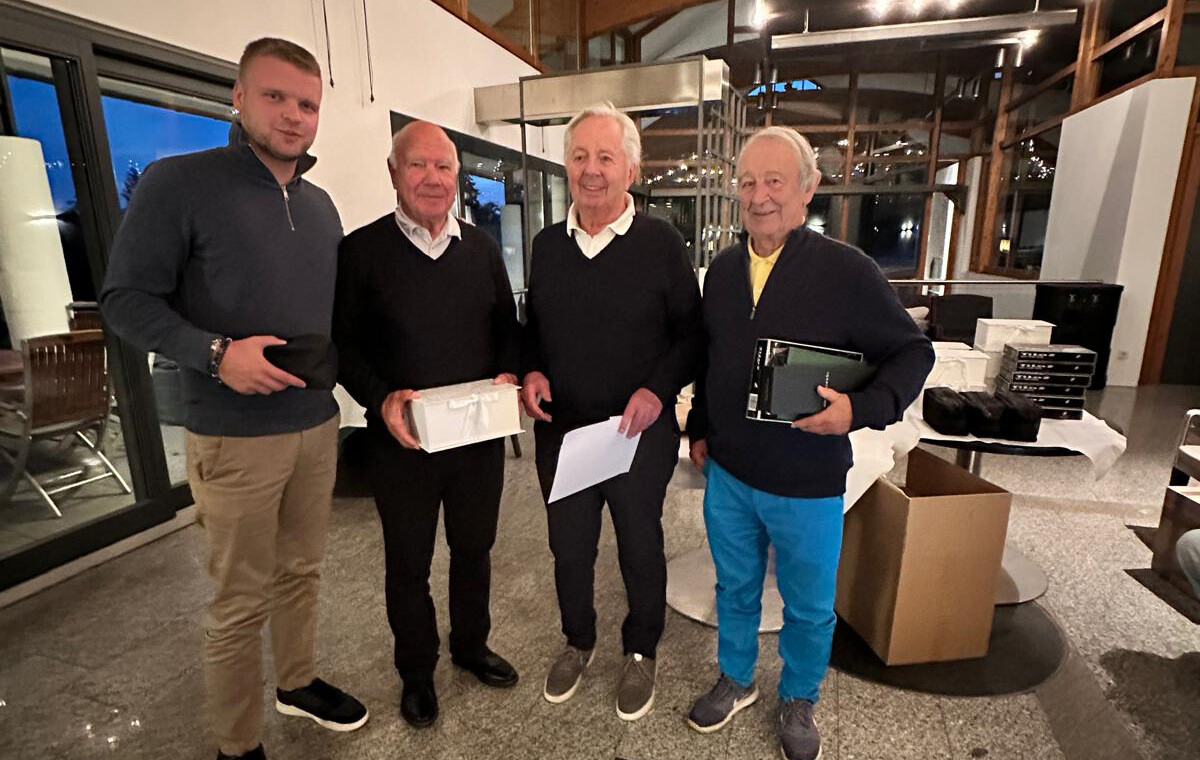 Das rüstige Quartett mit Thomas Karg, Motorsportlegende Rudi Lins, Geburtstagskind Jochen Scherer und Karl Troll feierte den Sieg.⇒VN