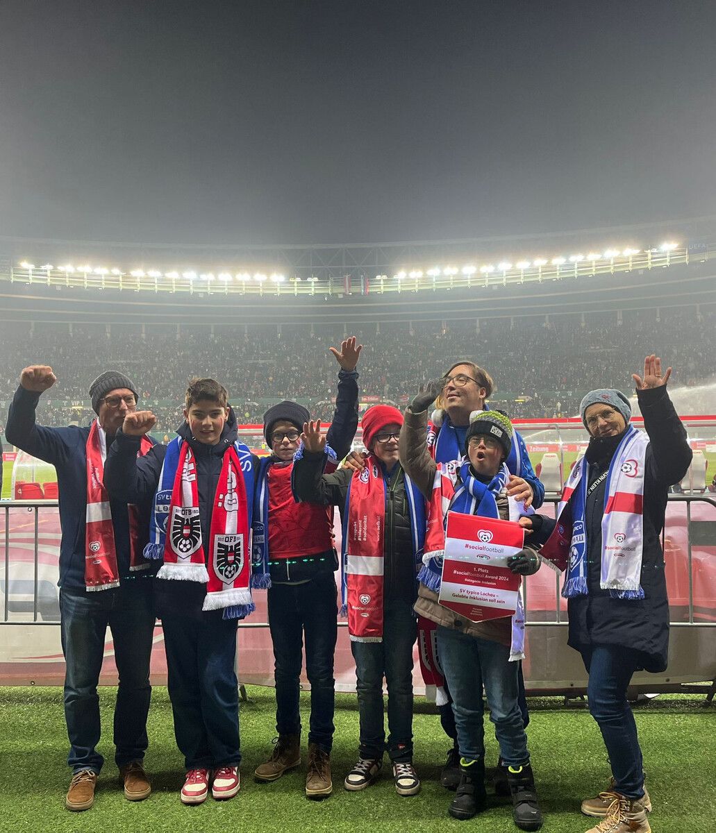 Das Team des SV Lochau, das den ÖFB-„Socialfootball“-Award gewonnen hat und im Rahmen des Länderspiels überreicht bekam.⇒VN