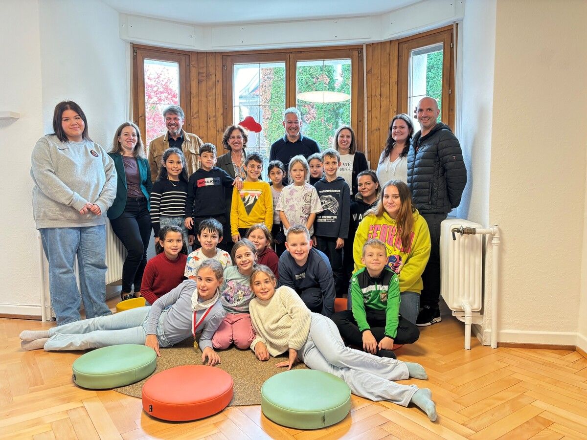 Das Team, die Vertreter der Stadt und die Kinder freuen sich über die sanierten die Räumlichkeiten Schülerbetreuung. ⇒Gemeinde