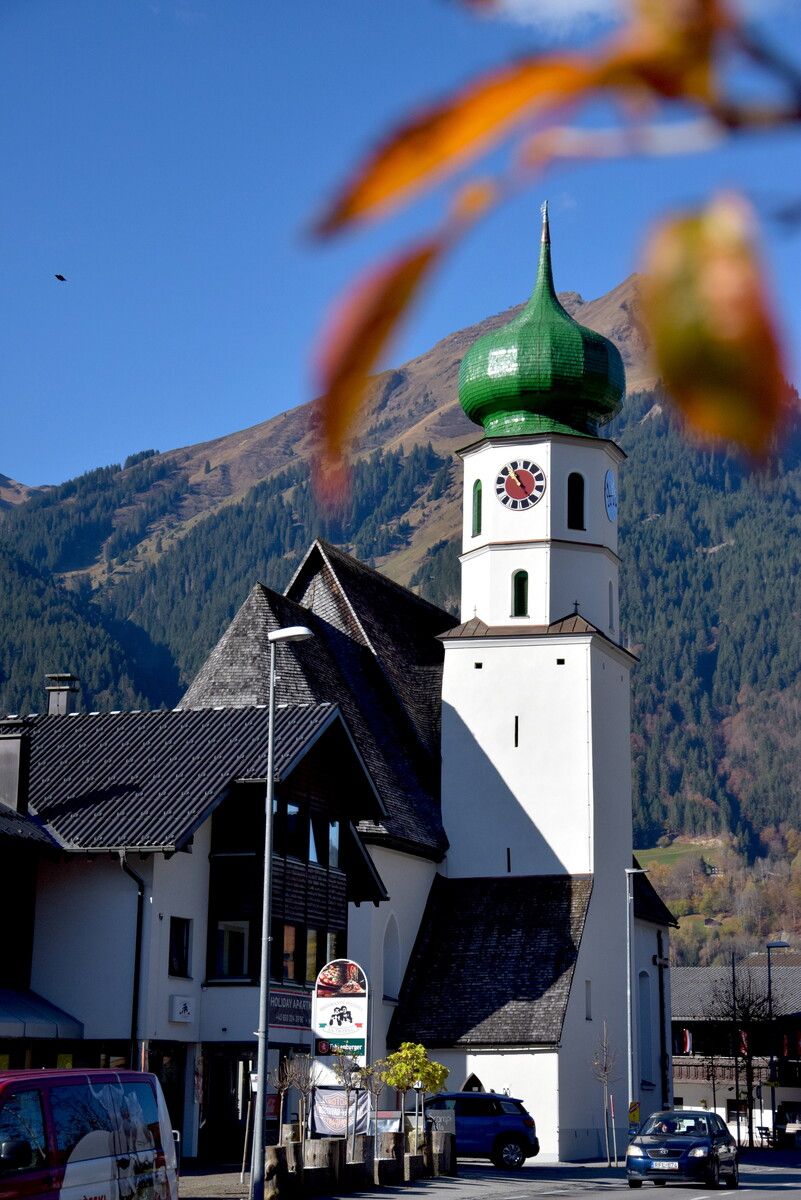 Das Turmkreuz der Pfarrkirche St. Gallenkirch wurde mutwillig beschädigt. ⇒SCO