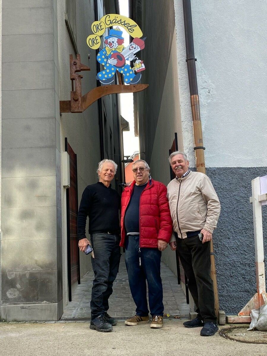 Das Werk ist vollbracht: Die Altprinzen Joschi Deuring, Kurt Micheluzzi und Mandy Strasser vor dem Ore Ore Gässele. ⇒privat
