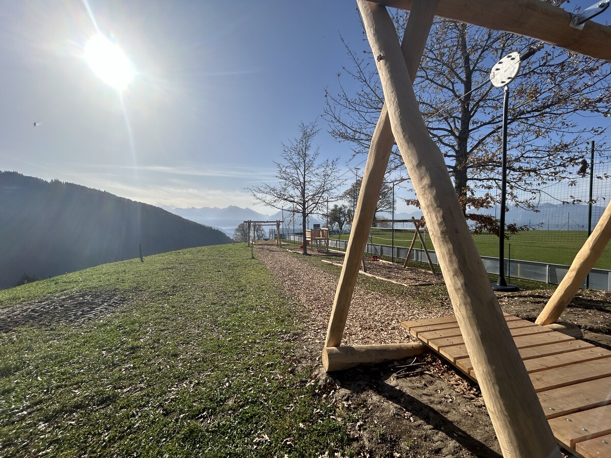 Der 1000 Meter hohe Standort ermöglicht oft auch im Herbst und Winter sonnige Spielstunden.⇒VN/Hartmann