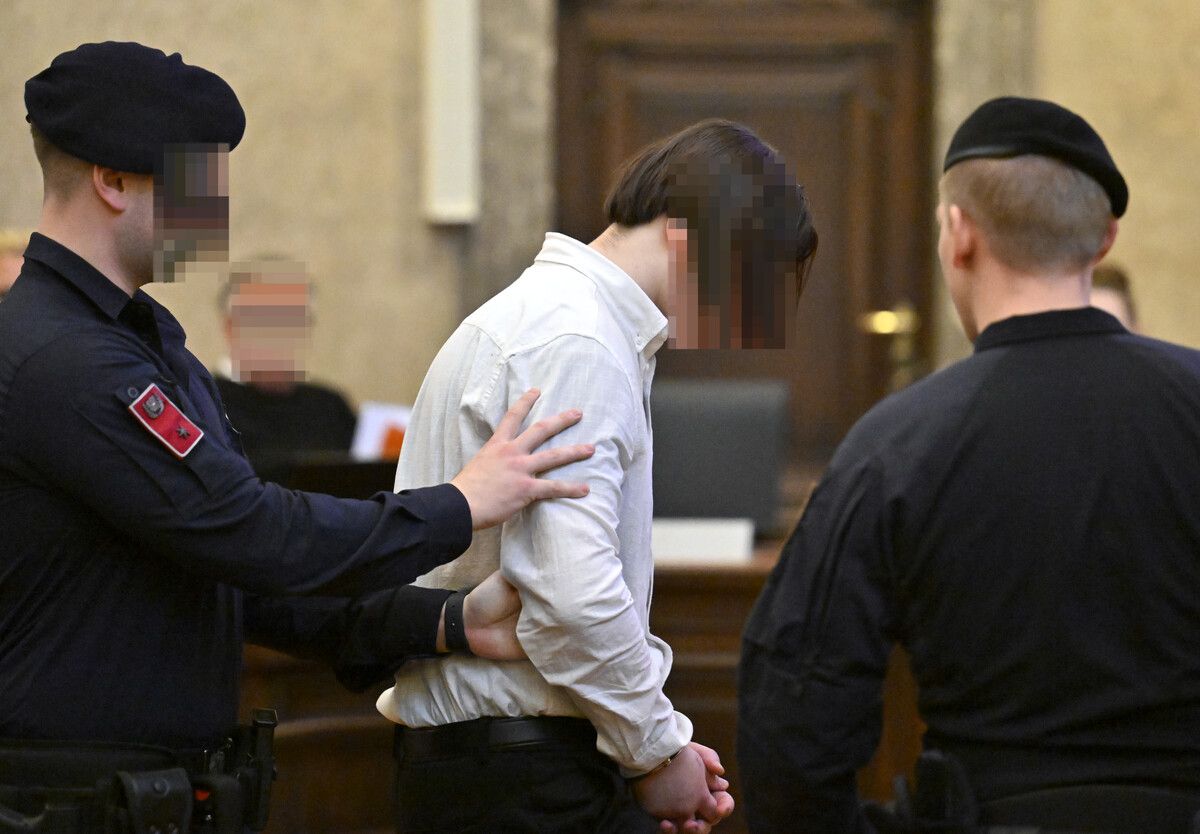 Der 18-jährige Angeklagte gestern am Landesgericht Wien. Er legte ein vollumfängliches Geständnis ab. ⇒apa