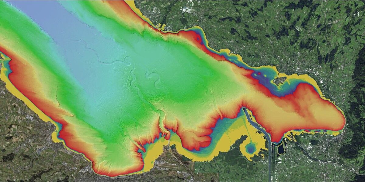 Der Bodensee im Relief. Die Bregenzer Bucht ist nicht tiefer als 100 Meter, wie die rotgelbe Färbung zeigt. Die flache Bucht zeichnet sich in Grüntönen ab. ⇒Geo.admin.ch