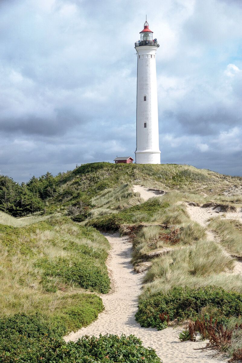 Der Leuchtturm Lyngvig Fyr thront in den Dünen der dänischen Westküste. 228 Stufen sind es bis ganz nach oben.
